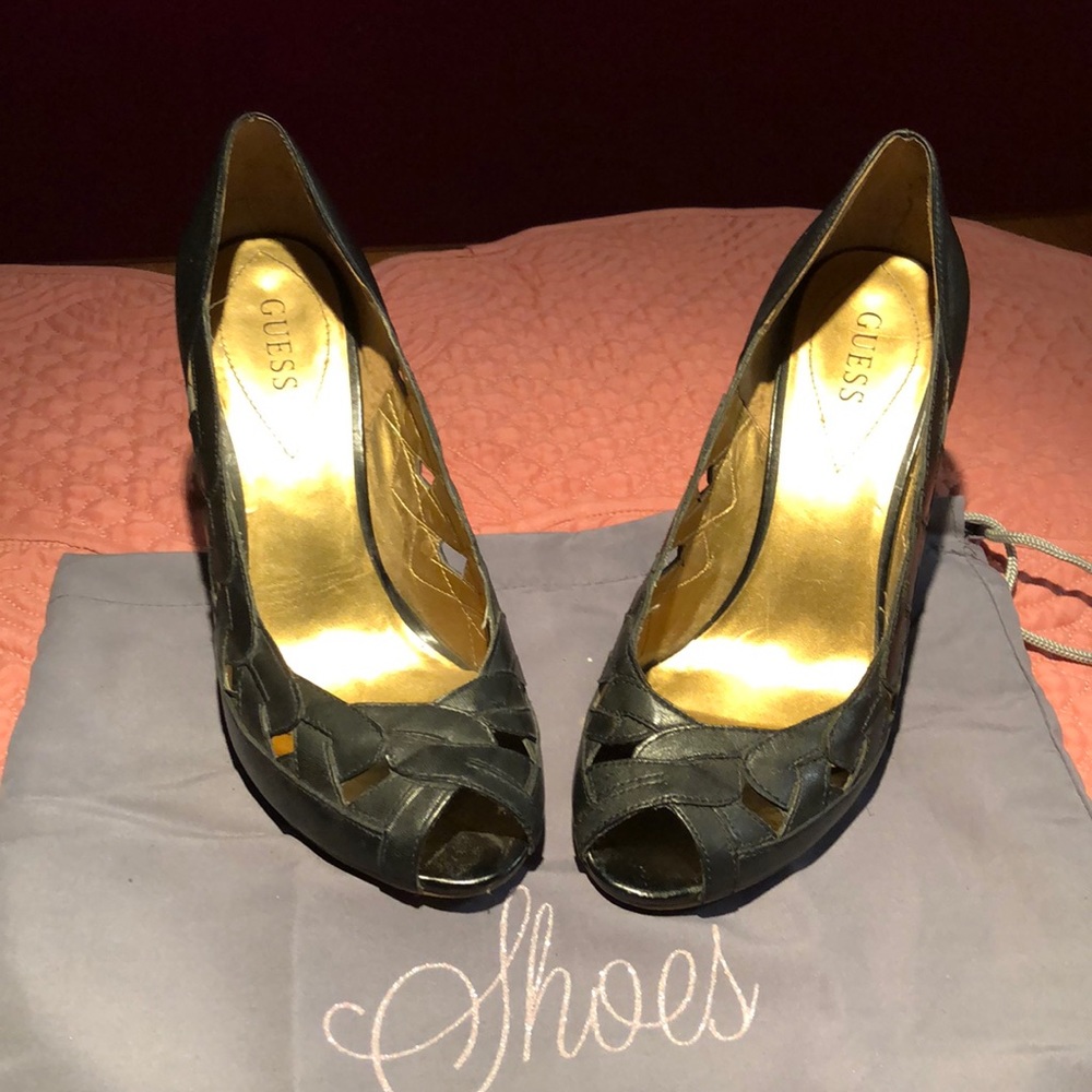 Sexy Cut out pumps!